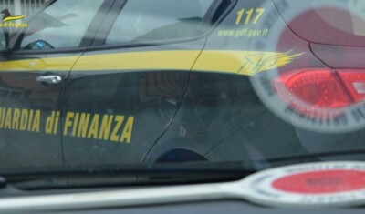 Home Maxi sequestro a Poggiomarino opificio cinese maxi sequestro Un uomo di Somma Vesuviana è finito ai domiciliari con braccialetto elettronico. È accusato di aver ceduto un’arma clandestina: la scoperta dopo l’arresto a Boscoreale nel 2024.
