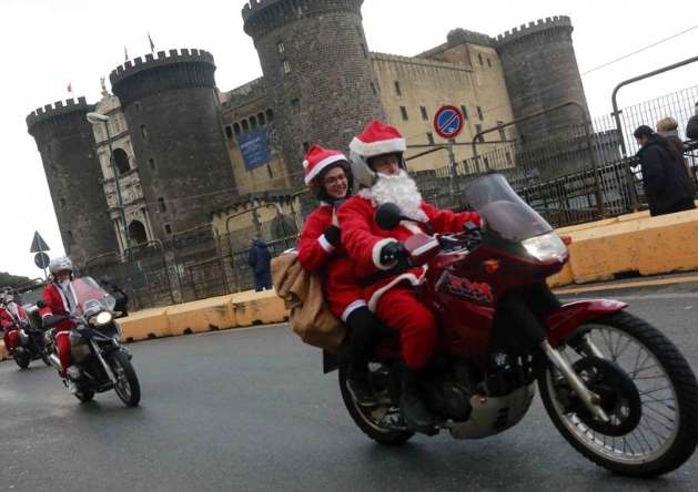 babbi natale a Napoli con Parata