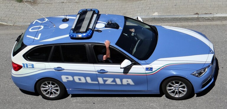 Tenta di rubare auto Polizia