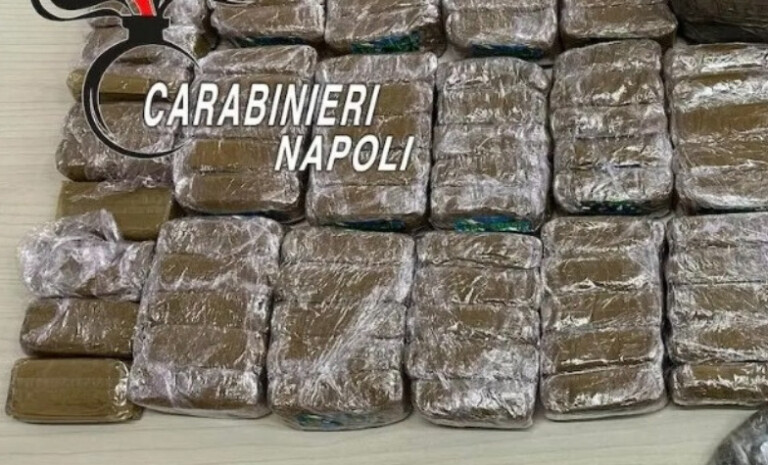 Rapina ad Acerra: due minorenni arrestati dai Carabinieri, in casa trovati 18 chili di droga. In manette anche madre e zio