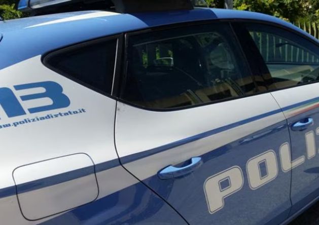 arresto Ponticelli Giovani arrestati in provincia di Napoli per rapina ai danni di una coppia appartata: operazione della Polizia di Stato.