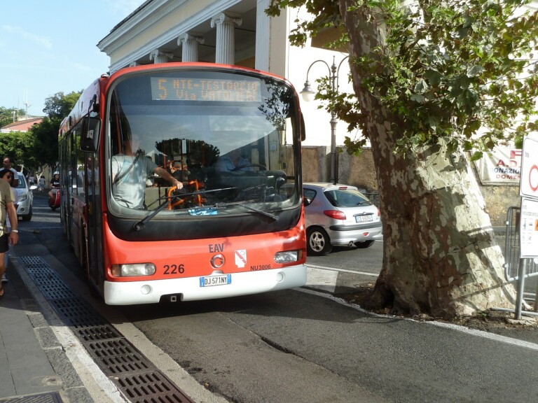 Auto contro bus a Ischia