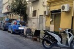 Stendini e fioriere per parcheggiare l'auto