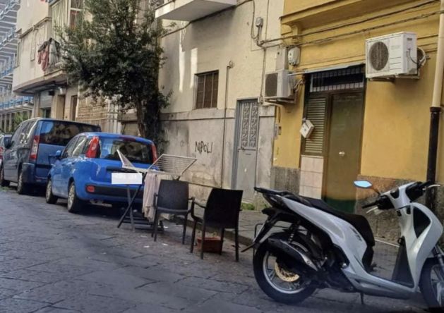 Stendini e fioriere per parcheggiare l'auto