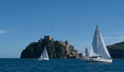 Ischia ospita la ScheriaCup24 2025 domenica 27 aprile: regata intorno all'isola e Festa della Vela al porto di Forio. Il programma, gli ospiti e tutte le info.