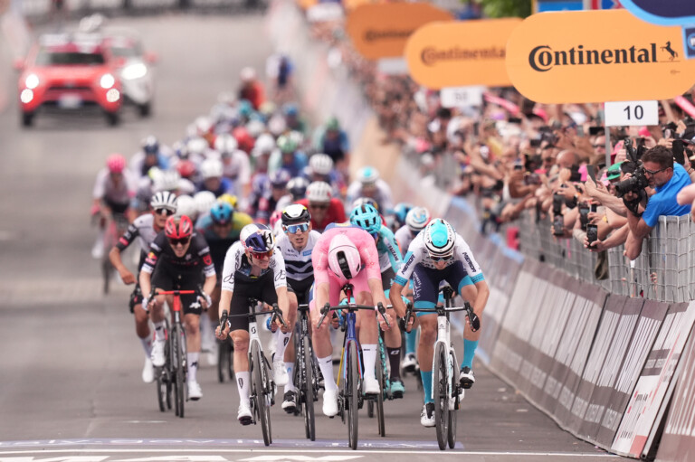 Giro d’Italia 2025 neutralizzazione: cadute e caos prima dell’arrivo a Napoli Giro d'Italia 2025 neutralizzazione