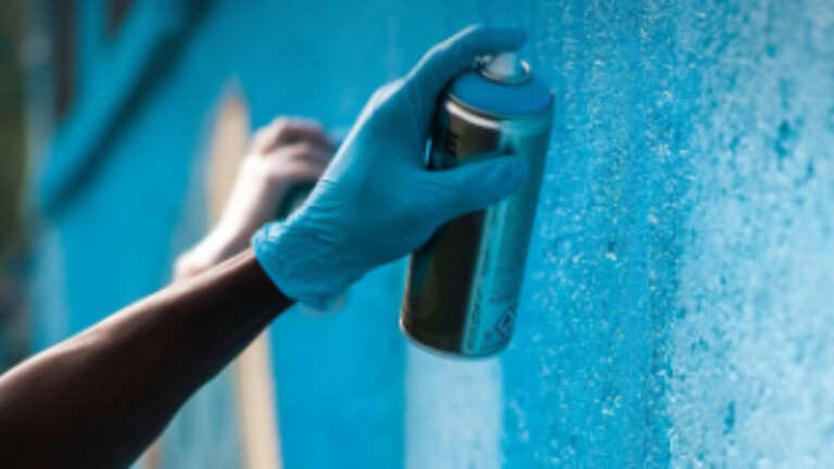 Imbrattata chiesa con vernice spray a Piazza Bellini: tifoso arrestato Graffiti
