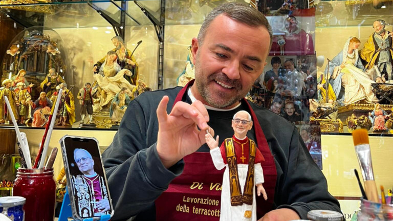 San Gregorio Armeno: esposta la statuina di Papa Leone XIV Statuina Papa Leone XIV San Gregorio Armeno