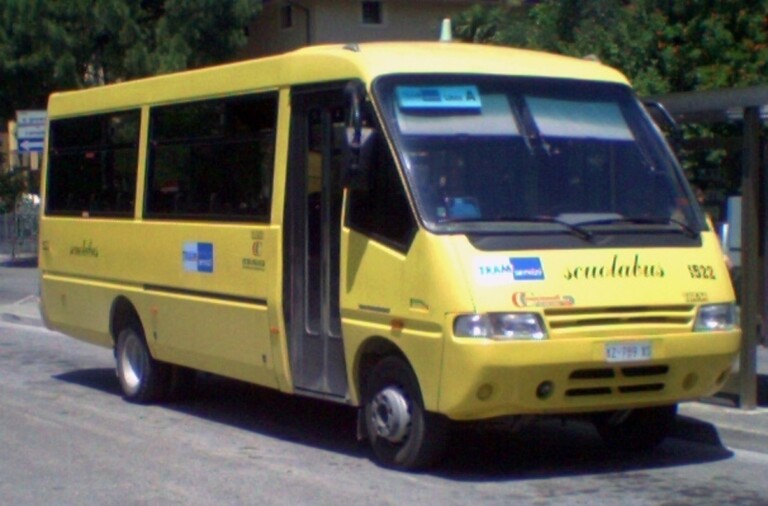Incidente scuolabus a Pozzuoli: ferito uno studente Incidente scuolabus a Pozzuoli