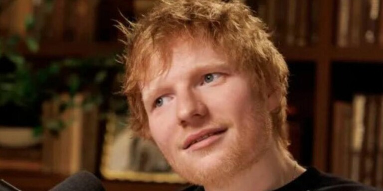 Una cabina telefonica rosa a Napoli per Ed Sheeran Eh sheeran promuove il suo album a Napoli con la cabina rosa