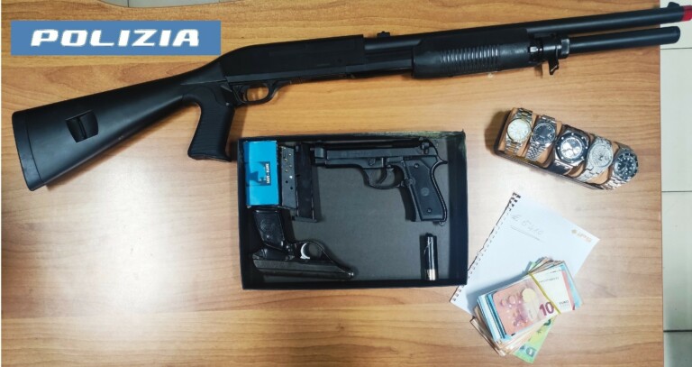 Casoria, blitz della Polizia: scoperto arsenale in casa, arrestato uomo di 36 anni Operazione della Polizia a Casoria: arrestato un 36enne trovato in possesso di armi con matricola abrasa, munizioni e migliaia di euro in contanti. Indagini in corso.
