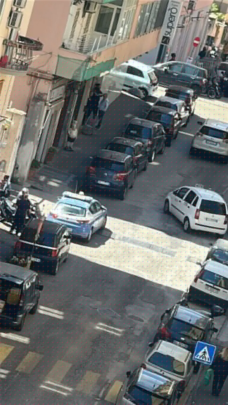 Tentato suicidio a Napoli: ragazza si lancia nel vuoto a Materdei Tentato suicidio a Napoli