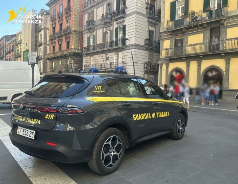 Napoli, maxi sequestro della GDF in pieno centro napoli maxi sequestro