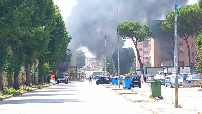 Incendio a Casalnuovo di Napoli: parcheggio in fiamme Incendio a Casalnuovo di Napoli