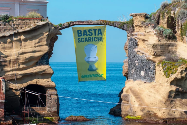 Striscione con water gigante alla Gaiola: la provocazione di Greenpeace Gabinetto Gaiola