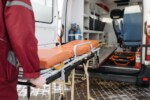 mamma si lancia dal balcone con la figlia in braccio