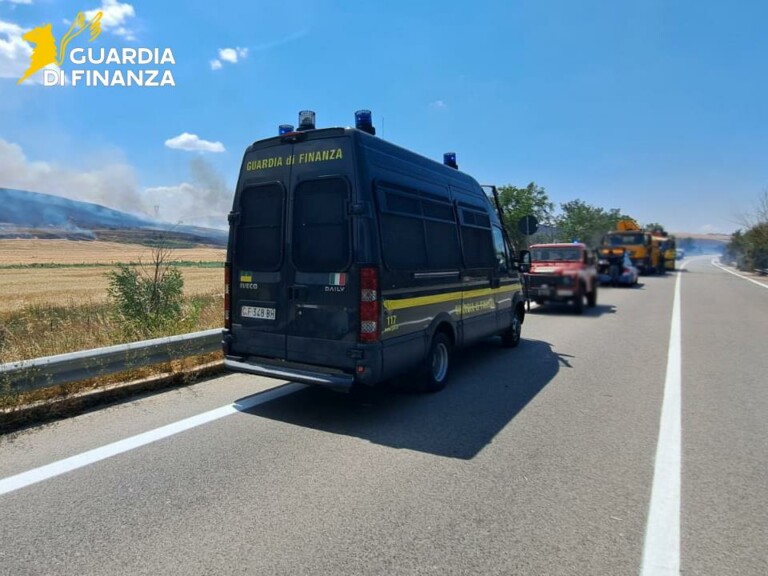 Tamponamento tra camion, salvato conducente intrappolato nelle fiamme Camion ribaltato