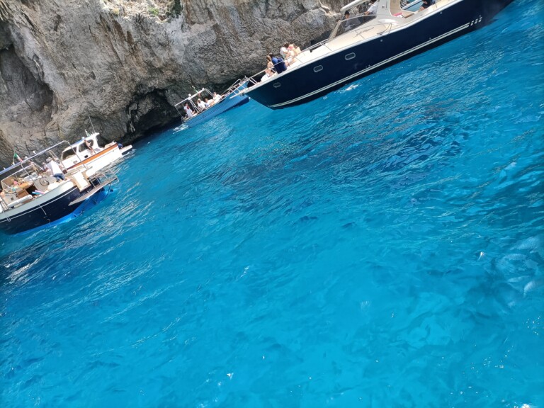 Capri – Barca affonda davanti l’ingresso della Grotta Azzurra capri - barca affonda