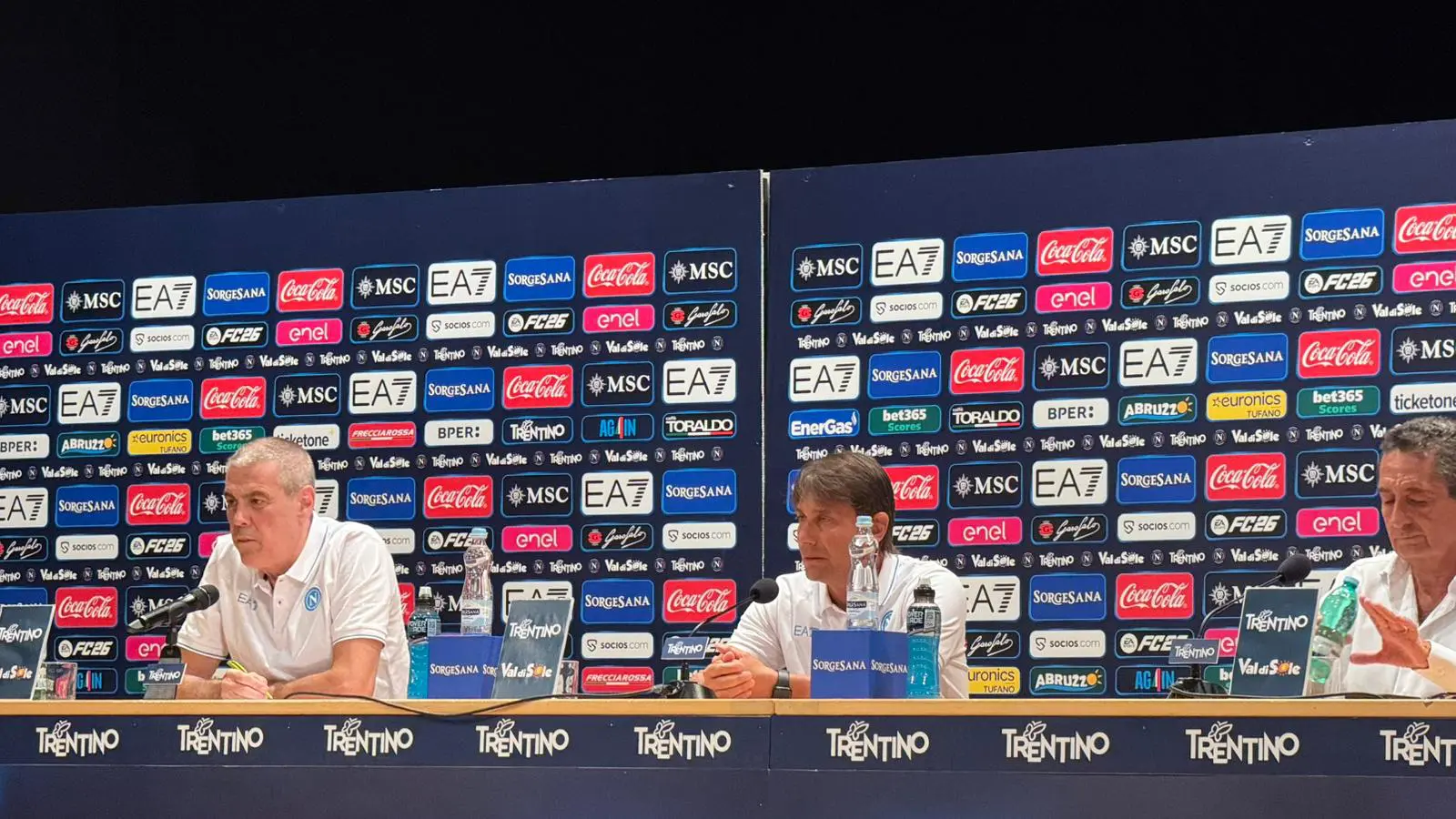 Ritiro Napoli Dimaro, la conferenza stampa di Antonio Conte CONTE IN CONFERENZA GILMOUR BUONGIORNO
