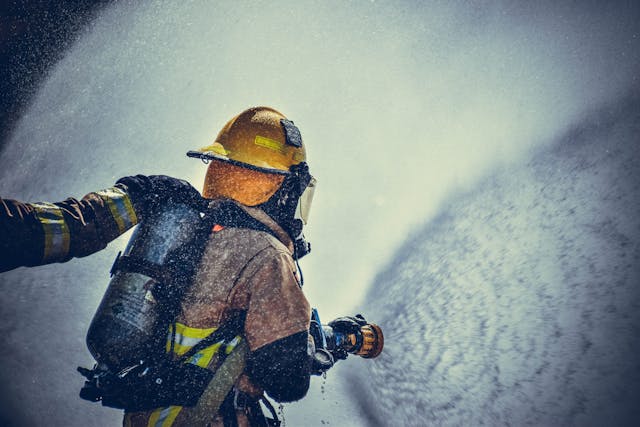 incendio in un deposito d'auto