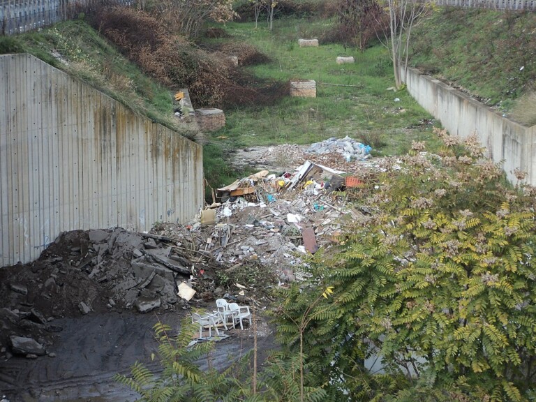 Sequestrata discarica abusiva a Ponticelli: rischio roghi tossici scongiurato Sequestrata discarica abusiva a Ponticelli