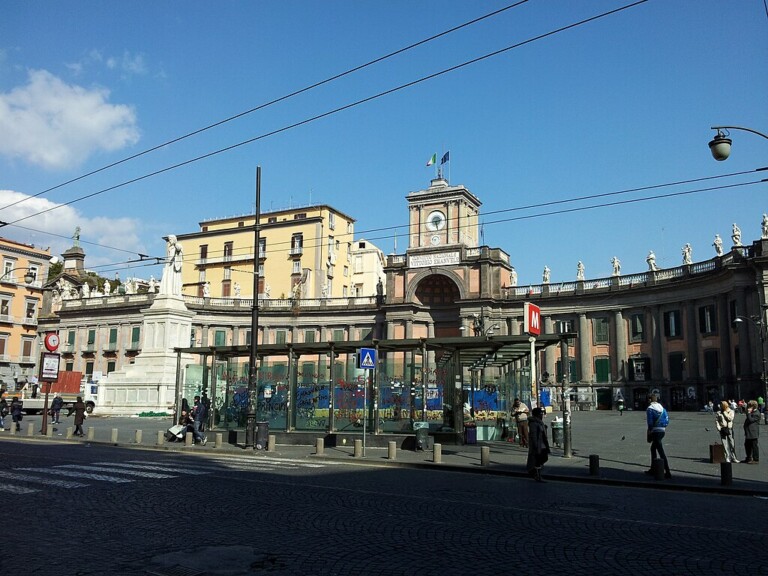 Aggressione Piazza Dante Napoli: 23enne ferito con spray urticante Aggressione Piazza Dante Napoli