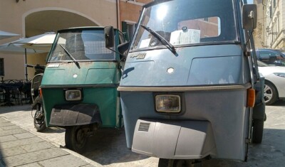 Scontro tra Apecar e auto: 93enne in grave condizioni