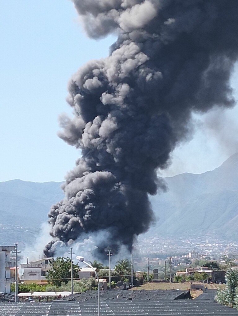 Incendio a Boscoreale: colonna di fumo visibile da Pompei incendio boscoreale