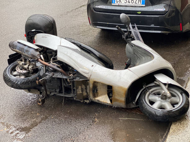Pirata della strada investe 19enne in scooter