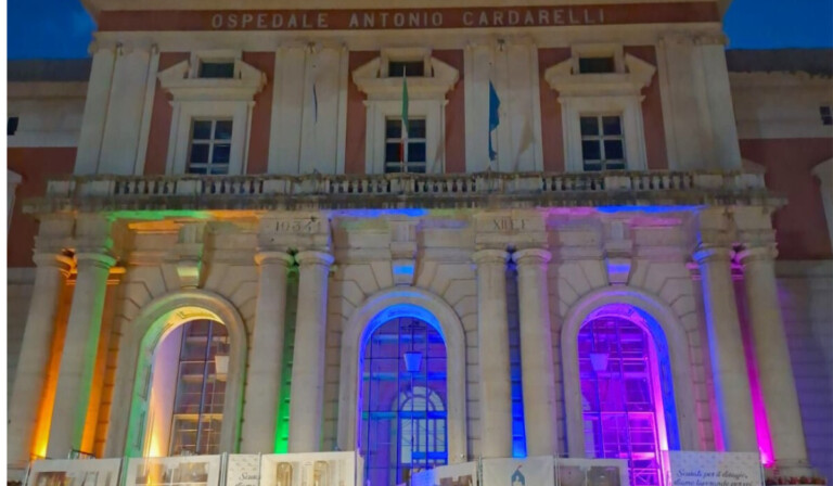 Gaza, l’Ospedale Cardarelli si illumina con i colori della pace Gaza cardarelli