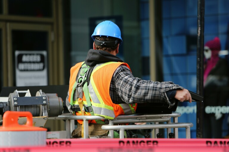 Napoli, cadono detriti da un balcone: cantiere sospeso Napoli cantiere sospeso