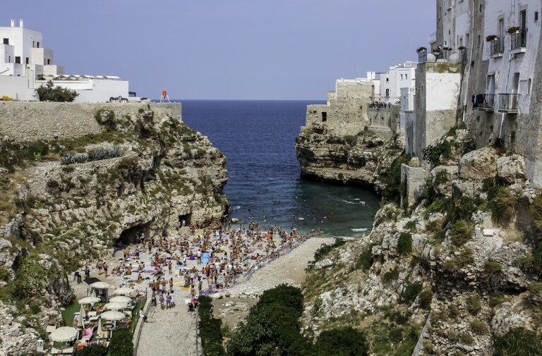 Tragedia in Puglia: 23enne si lancia dalla scogliera e muore