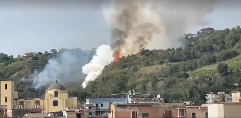 Napoli, scoppia incendio a Pianura: generata colonna di fumo Incendio Pianura