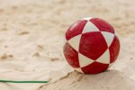 Rissa in spiaggia: un ferito grave e otto denunciati