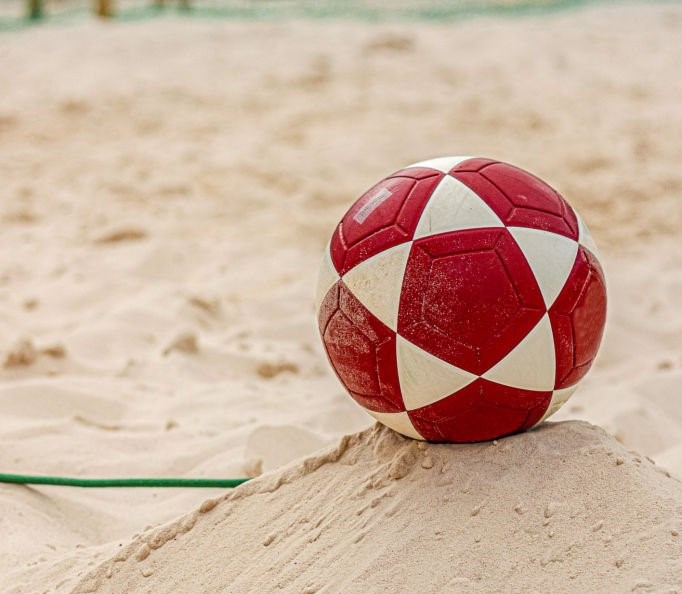 Rissa in spiaggia: un ferito grave e otto denunciati