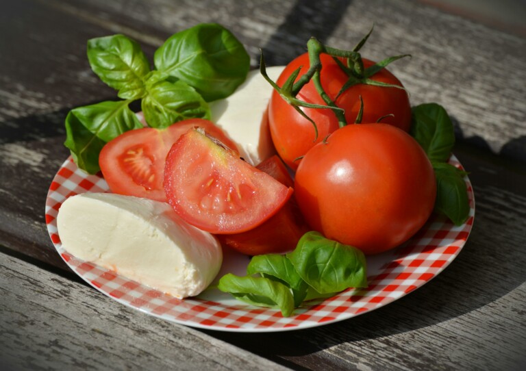Mangia la mozzarella e muore: tragedia in famiglia MANGIA LA MOZZARELLA E MUORE