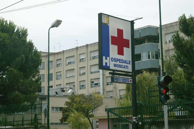 Si dà fuoco in ospedale: fermato 17enne aversa