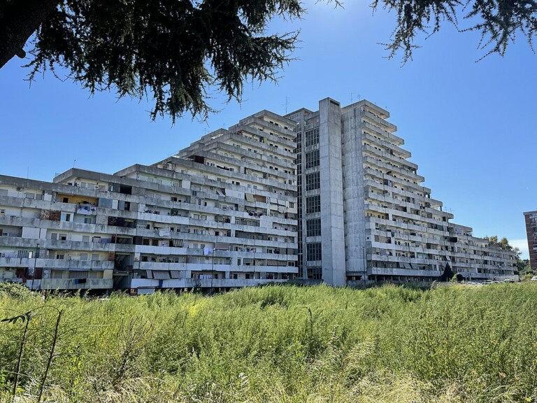 Scampia, a fuoco la Vela Rossa: rifiuti in fiamme scampia vela rossa