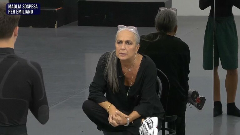 Amici 25, la maestra Celentano sospende la maglia a un suo allievo amici 25