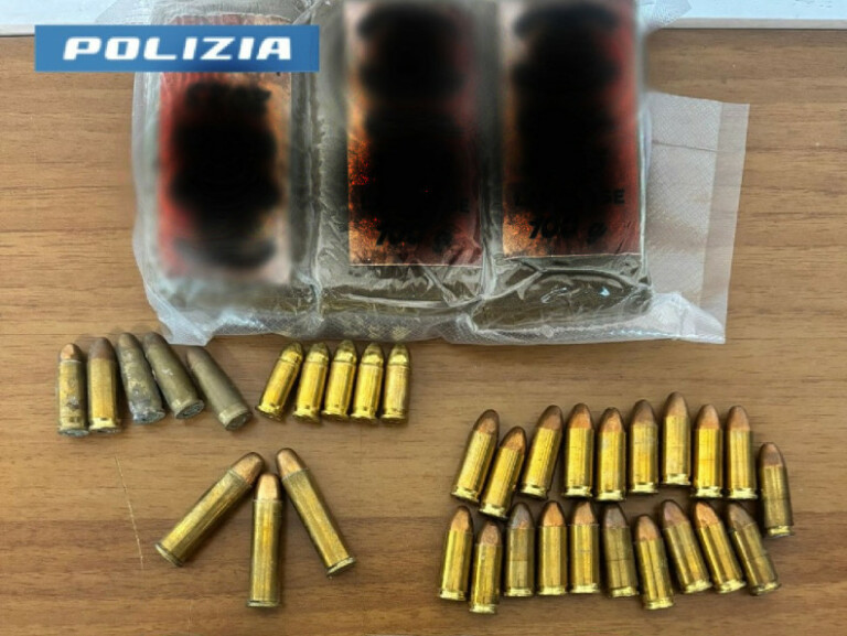 San Giovanni a Teduccio, blitz della Polizia: sequestrati droga e munizioni San Giovanni a Teduccio
