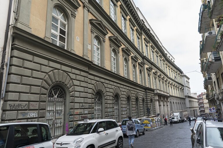 Via Mezzocannone chiusa per lavori