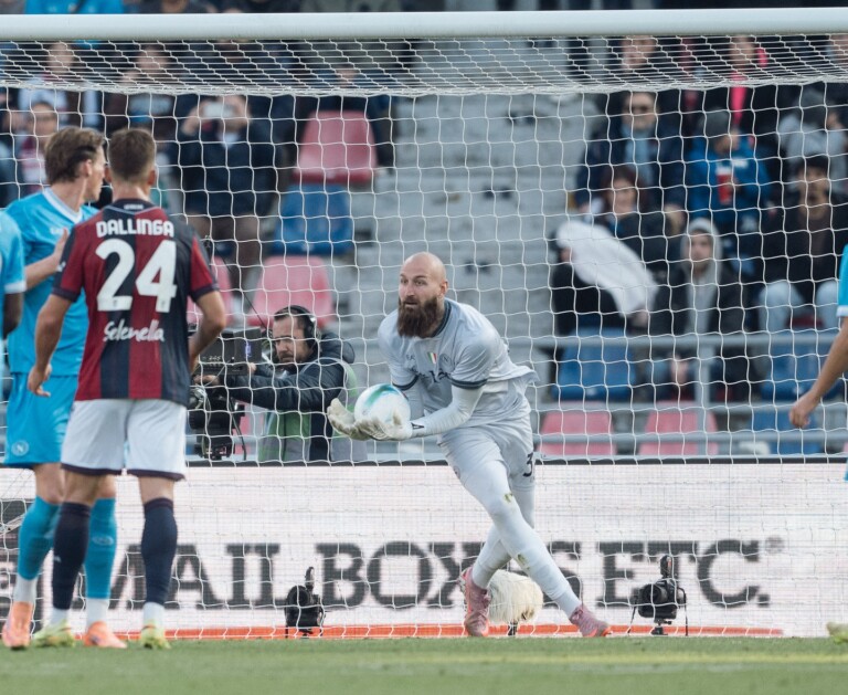 Bologna-Napoli pagelle Il Napoli di Antonio Conte crolla pesantemente per 2-0 sul campo del Bologna, interrompendo la serie positiva e mettendo in discussione il primato in classifica. Al Dall'Ara si è vista una squadra azzurra spenta, prevedibile e quasi mai pericolosa, in netta difficoltà tattica contro il pressing aggressivo imposto dal tecnico bolognese Vincenzo Italiano.Il primo tempo si era chiuso sullo 0-0, caratterizzato da poche occasioni e grande tatticismo, ma con i padroni di casa leggermente più incisivi. La svolta è arrivata nella ripresa. Al 50', il Bologna passa in vantaggio con Thijs Dallinga, che sorprende la difesa azzurra e batte un Milinkovic-Savic non impeccabile sul primo palo.Il colpo è fatale: il Napoli non reagisce e al 66' subisce il raddoppio. È il difensore Jhon Lucumí a siglare il 2-0, con un colpo di testa vincente su cross perfetto di Holm. Il doppio svantaggio ha spento ogni velleità di rimonta del Napoli, i cui attacchi sono rimasti sterili e confusionari fino al fischio finale. Una prestazione da dimenticare per Conte, che deve ora interrogarsi sulla crisi di gioco e risultati.⭐ Le Pagelle del Napoli (Voti da 4.5 a 6)GiocatoreVotoCommentoMilinkovic-Savic5Non irreprensibile sul primo gol di Dallinga, dove viene sorpreso sul suo palo. Per il resto, ordinaria amministrazione e qualche parata, ma l'errore è costato caro.Di Lorenzo5Spesso in difficoltà in fase difensiva a causa della pressione alta del Bologna, poco lucido nel proporsi in attacco dove i suoi cross non hanno mai trovato un destinatario.Rrahmani5Saltato nettamente da Dallinga in occasione del primo gol. È sembrato meno concentrato e meno leader del solito, soffrendo i movimenti degli attaccanti rossoblù.Buongiorno5.5Il meno peggio della retroguardia azzurra, ha cercato di metterci la pezza in diverse occasioni, ma non è riuscito a contenere l'aggressività e la velocità del Bologna.Gutierrez4.5Serata totalmente insufficiente sulla fascia sinistra. Timido in copertura e inesistente in fase di spinta, ha faticato contro gli esterni di Italiano.Anguissa5.5Tanta quantità, ma poca qualità. Ha provato a fare da diga, ma è apparso lento nella distribuzione, non riuscendo mai a verticalizzare per l'attacco.Lobotka6L'unico che sembra mantenere i nervi saldi e la lucidità. Ha provato a orchestrare la manovra, ma è stato troppo solo e spesso costretto a giocate orizzontali e sterili.McTominay5Prestazione opaca. Non ha inciso né in interdizione né con i suoi inserimenti offensivi, lasciando un vuoto cruciale nella zona nevralgica del campo.Politano5Fumoso e inconcludente. Le sue iniziative sulla fascia destra sono state prevedibili e facilmente contenute dalla difesa bolognese. Sostituito, ha deluso le aspettative.Hojlund5.5Si è sbattuto e ha cercato di tenere alta la squadra, ma è stato spesso isolato e ingabbiato tra i centrali. Pochi palloni giocabili e nessuna vera occasione da gol.Elmas5Partita anonima sulla trequarti. Non è riuscito a creare la superiorità numerica e non ha mai impensierito Skorupski, venendo inghiottito dalla mediana avversaria.Allenatore: A. Conte4.5Sconfitta pesante e inequivocabile. La squadra non ha avuto idee, la reazione al primo gol è stata nulla e la condizione fisica generale appare preoccupante.