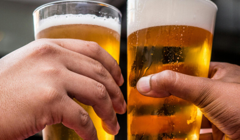 TITOLARE DEL PUB PICCHIA IL CLIENTE PRATO