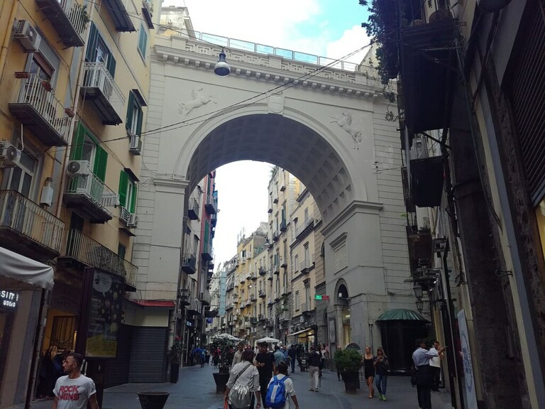 Locale chiuso in Via Chiaia