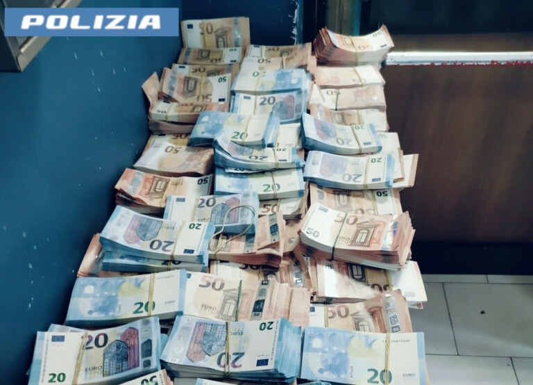 Porta Nolana sequestro sigarette di contrabbando e soldi falsi