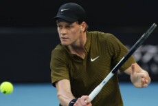 Jannik Sinner che esegue un rovescio durante un torneo ATP