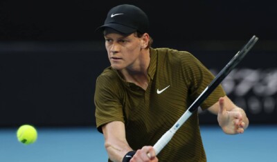 Jannik Sinner che esegue un rovescio durante un torneo ATP