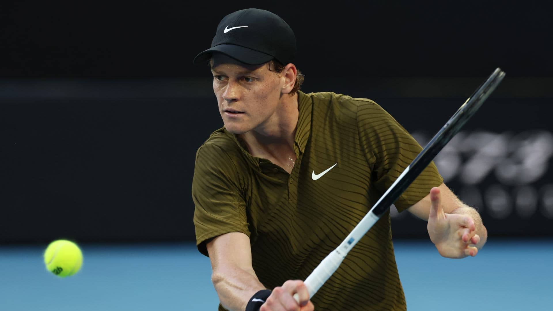 Jannik Sinner che esegue un rovescio durante un torneo ATP