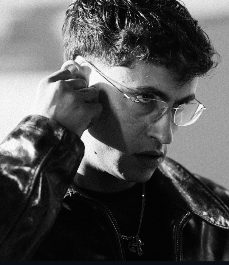 Sanremo 2026: Tredici Pietro debutta con "Uomo che cade"