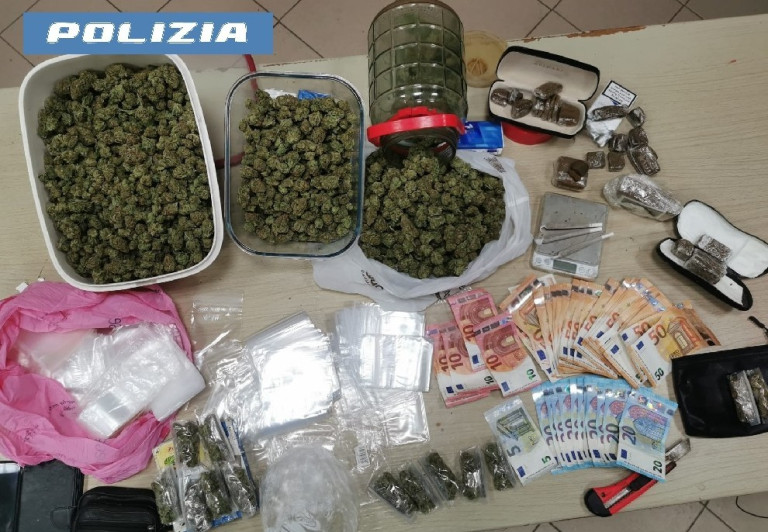 Piazza Bellini, coppia di spacciatori arrestata: sequestrati 1,5 kg di droga
